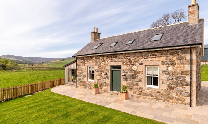 Alford Cabaña | Scenic rural cottage in Aberdeenshire - Sleeps 6