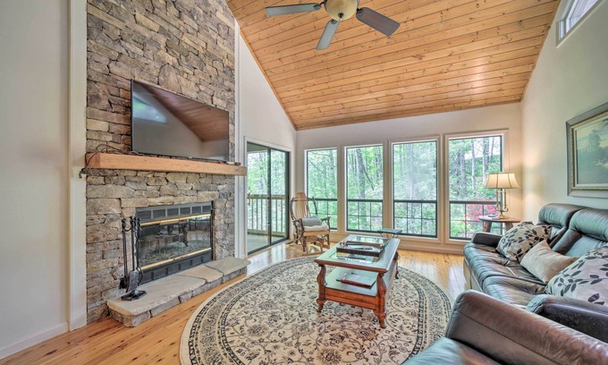 Sapphire Condominio | Scenic Sapphire Condo w/ Deck + Gas Grill!