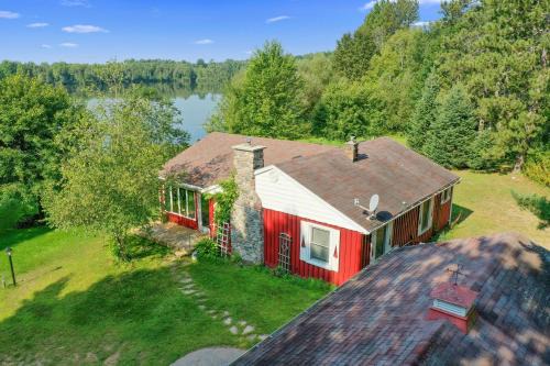 Crivitz Casa | Scenic & Serene Lakefront Cottage With Wood Stove