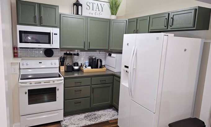 Decatur Apartamento | Scenic Serene Stocked Spacious Studio 65in Smart TV WiFi Laundry Kitchen & Patio