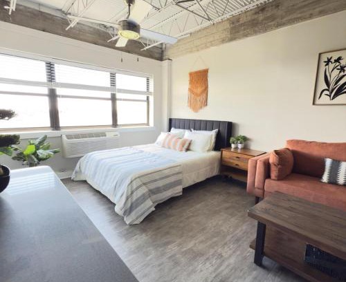 Central Business District Apartamento | Scenic Serenity, dtown, gym, free parking