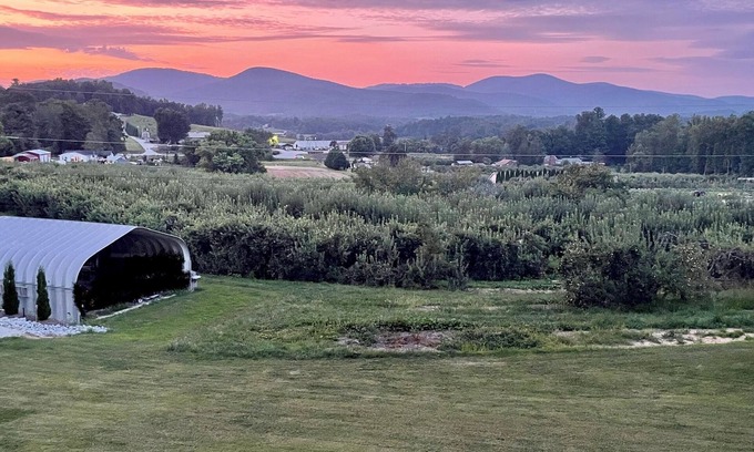 Hendersonville Apartamento | Serenidad escénica en el corazón de Apple Country
