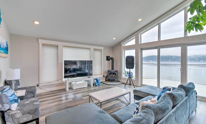 Allyn Casa | Scenic & Spacious Getaway on North Bay w/ Deck!