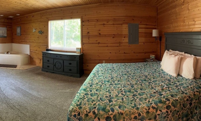 Alger Casa | Scenic Stay | Indoor Pool, Rowboats & Relaxing Nature Views