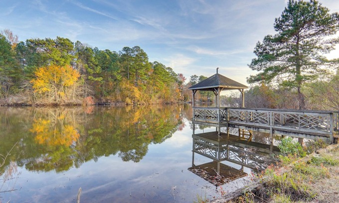 Westover Apartamento | Scenic Studio w/ Dock Access in Fayetteville!