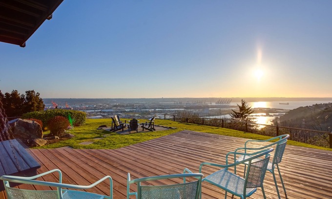 Northeast Tacoma Apartamento | Scenic Tacoma Apartment w/ Deck & Fire Pit!