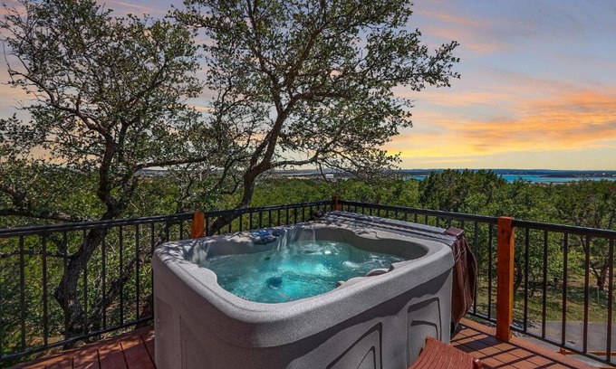 Canyon Lake Casa | Scenic Treehouse