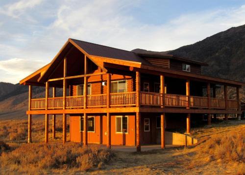 Cameron Casa | Scenic Vacation Cabin with 360° Mountain Views near Yellowstone National Park in Madison River Valley, Montana
