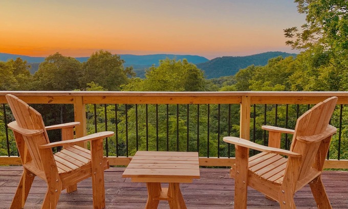 Great Cacapon Cabina | Scenic VIEWS! Pool table - Fire Pit - River Access - Arcade