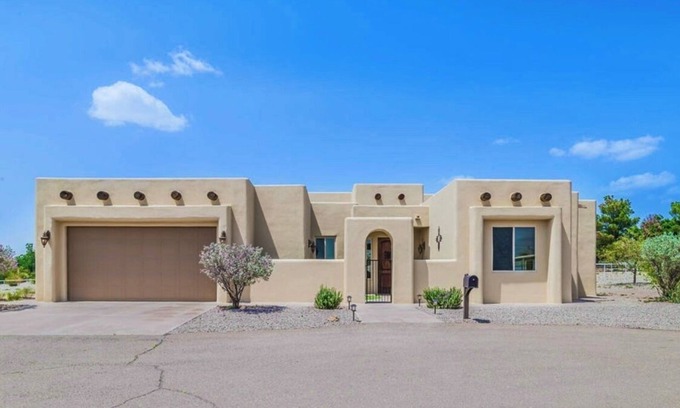 Alamogordo Casa | Scenic Vista with Game Room and Putting Green