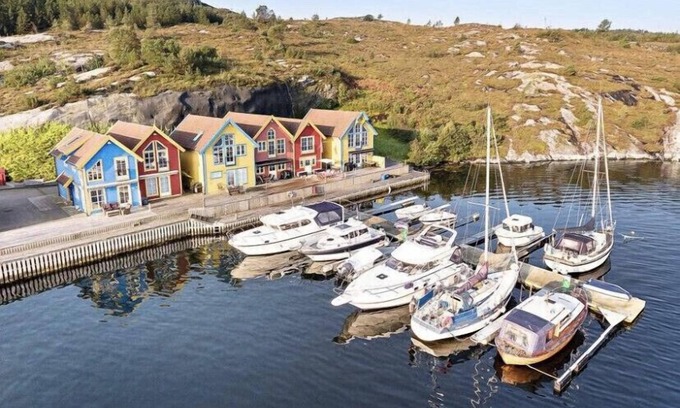 Fjell Casa | Scenic waterfront cabin, 35 min drive to Bergen and access to fjord