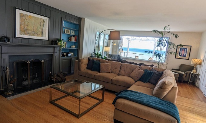 Racine Casa | Scenic Waterfront Lake Michigan Escape