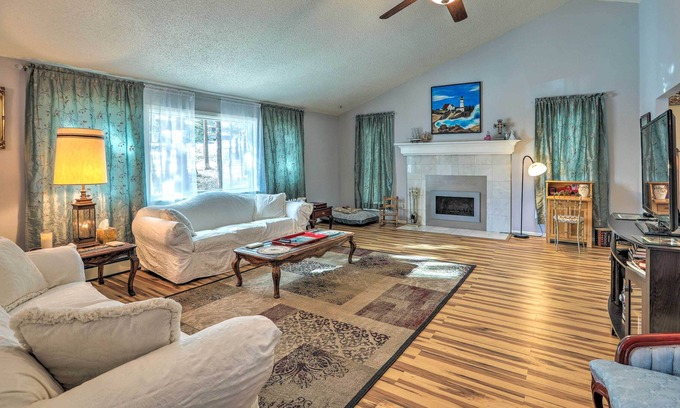 Woodland Park Cabaña | Scenic Woodland Park Cottage w/ Deck + Grill!