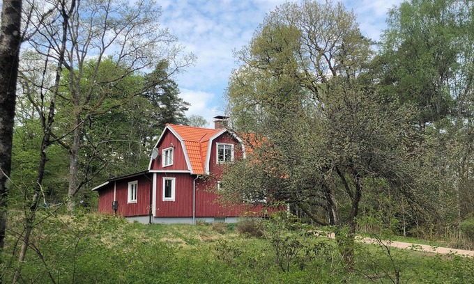 Knared Casa | Schönes Ferienhaus Resthof Idylle im Wald auf Großem Grundstück