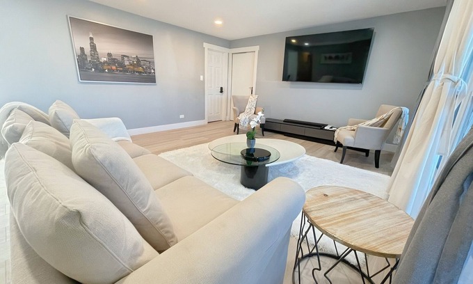 Forestview Casa | Schaumburg Modern 4BR Farmhouse w/Private Master & Sleeps 9. Families & groups