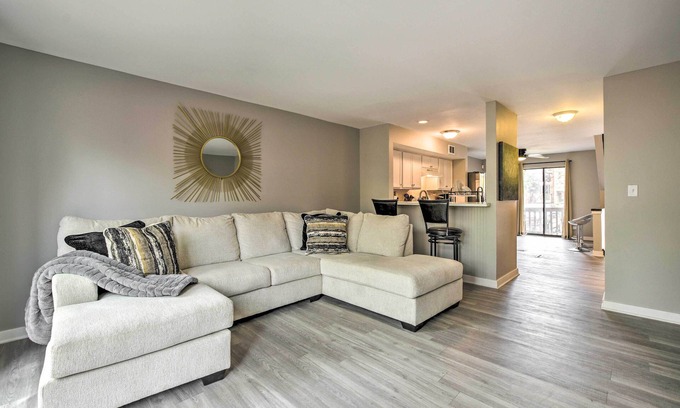Schaumburg Casa | Schaumburg Townhome ~ 30 Miles to Chicago!