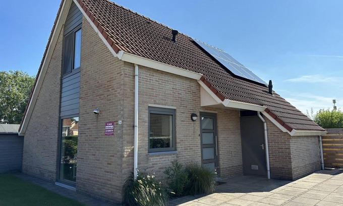 Breskens Casa | Scheldeveste 256 is a detached 6-person bungalow with approx. 102m2 of living comfort with attached conservatory and a lovely garden. The terrace with conservatory is located on the south side of the house.