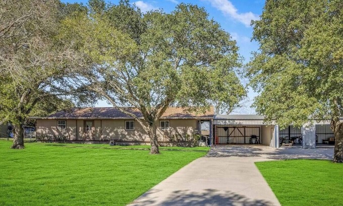 Converse Casa | Schertz Country Farmhouse on 1 acre with Gameroom