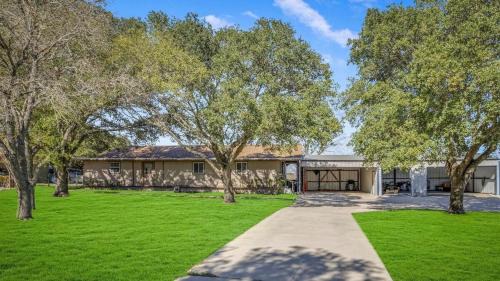 Converse Casa | Schertz Country Farmhouse on 1 acre with Gameroom