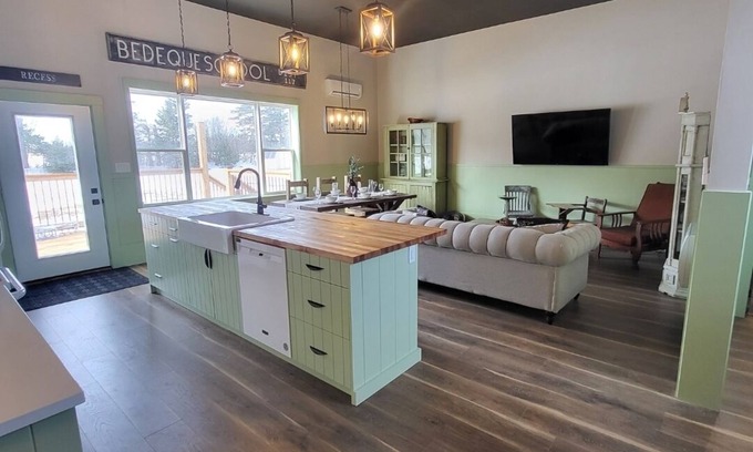 Central Bedeque Casa | School House Getaway