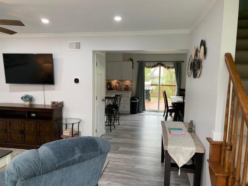 Elizabethtown Casa | School Village Walk-in shower and jetted tub
