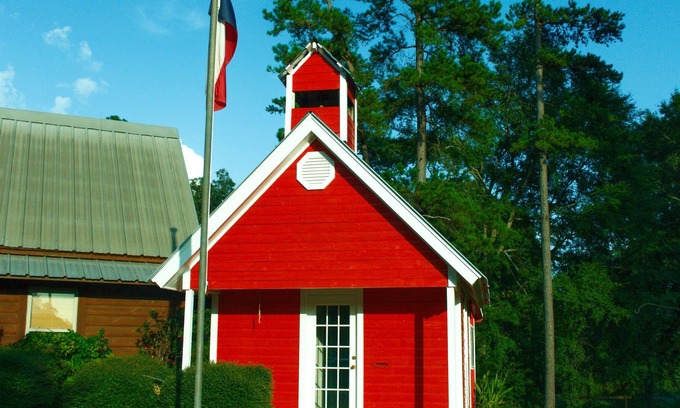 San Augustine Casa | Schoolhouse in the Pineywoods