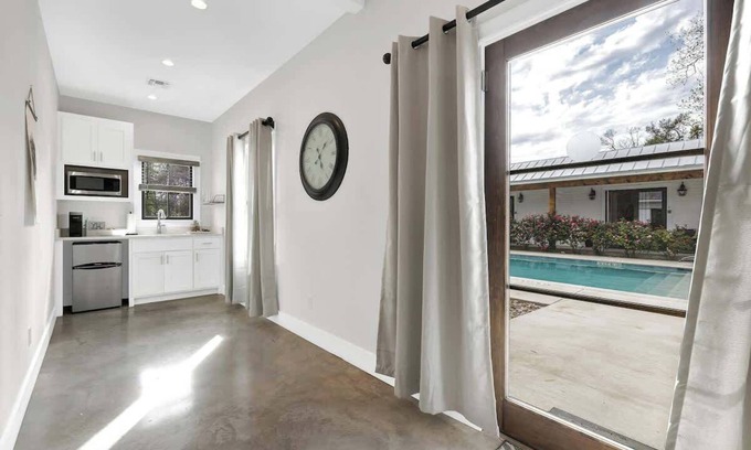 Fredericksburg Cabaña | Schubert Inn Cottage - Pool - Walk to Main St