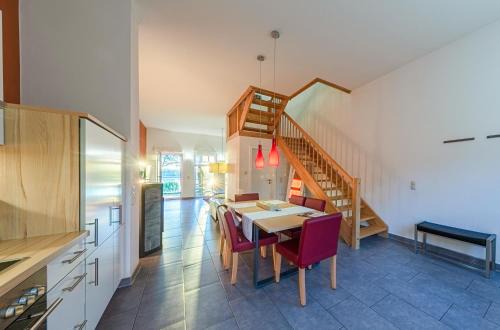 Muritz Apartamento | Schwan - Ferienwohnung am Loppiner See mit Terrasse und Sauna