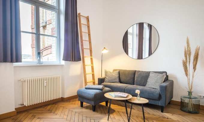 Sankt Ingbert Apartamento | SCHWARZLINS LoftRaum - Stilvolles Apartment mit Smart TV, NETFLIX, Disney Plus, schnellem WLAN, Parken, Nespresso