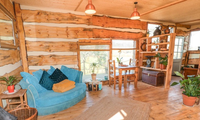 Brazzacott Cabaña | SCOLLAS LODGE, pet friendly, with hot tub in Launceston