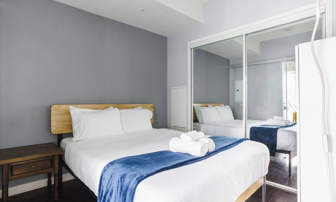 Downtown Toronto Hotel | Lakefront 2 bed, 2 bath Downtown Toronto W/Parking