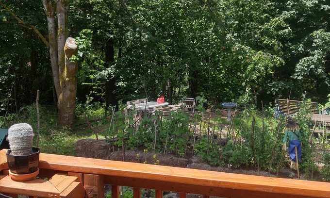 Happy Valley Apartamento | Scott Creek Farm: 2 Acre Sustainable Farm Con El Bosque, Creek, Y parque natural.