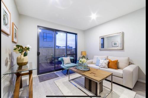 Hobsonville Casa | Scott point private entry flat offers the entire living room, bedroom and ensuite, parking available