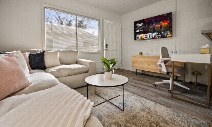 Peaceful Valley Apartamento | Scottsdale Luxury Studio- Free Parking - Luxe Bed