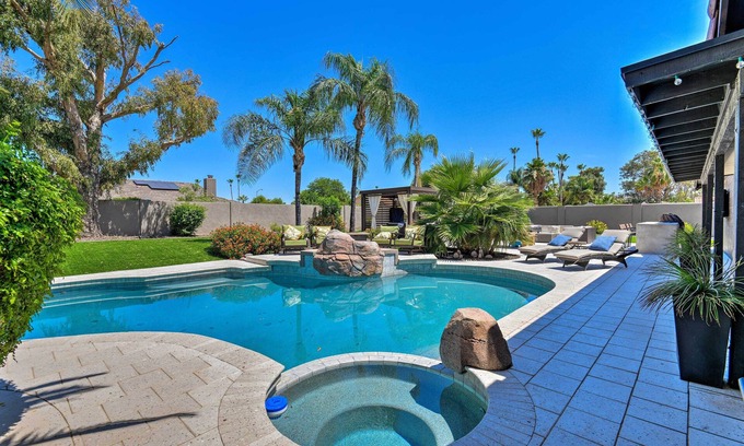 Buenavante Casa | Casa contemporánea de Scottsdale con patio, cabaña y piscina