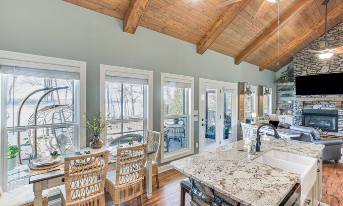 Scottsville Cabaña | Scottsville Cottage: Fire Pit & All-Year Lake View