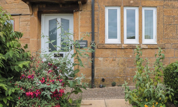 Stoke-sub-Hamdon Cabaña | SCRAMBLES COTTAGE, pet friendly in Stoke-Sub-Hamdon, Somerset