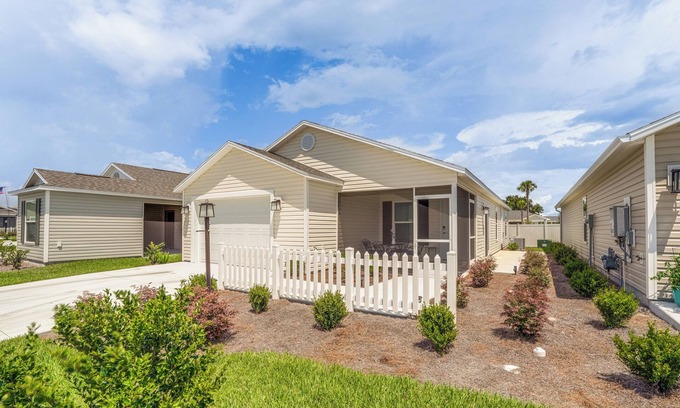 Okahumpka Casa | Screened Lanai: New-Build Home in The Villages!
