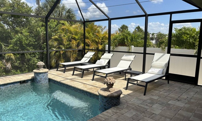 Port Charlotte Apartamento | Screened Pool Pet Friendly Grill Near Beach