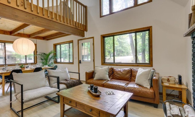 Hamlin Casa | Screened Porch and Grill Lake Ariel Vacation Rental