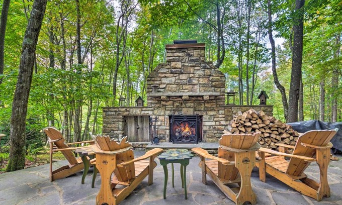 Beech Mountain Casa | Screened Porch and 3 Decks Beech Mountain Cabin