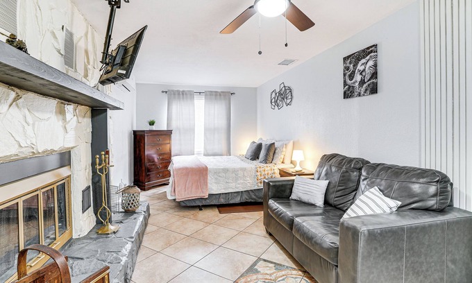 University Apartamento | Screened Porch: Tampa Studio 4 Mi to Busch Gardens