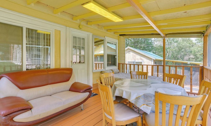 Mongaup Valley Cabina | Screened Porch & Pool: Cabin Near Bethel Woods!