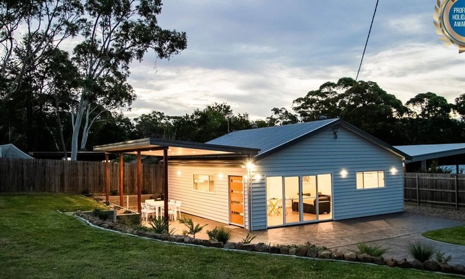 Basin View Casa | Scribbly Gum - Pet Friendly - 15 Mins Drive to Hyams Beach
