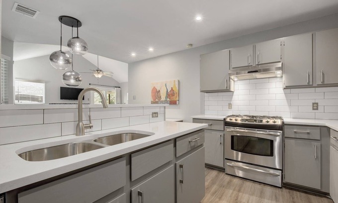 Austin Casa | SE Austin 30+ Days 3BR/2BA -- Close to Downtown, Tesla, ABIA, COTA, Recreation