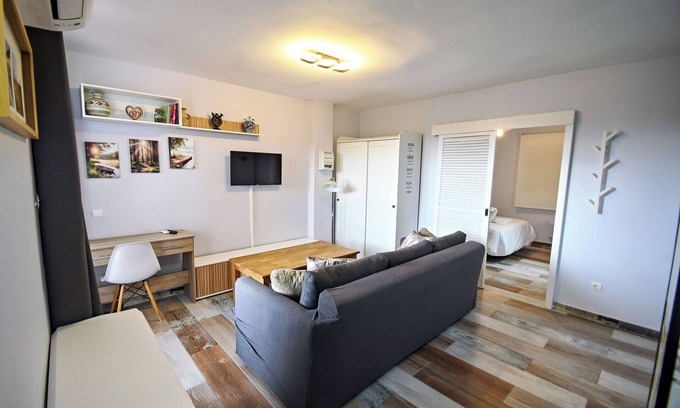 San Martín de Valdeiglesias Apartamento | Serene Lakeview Retreat