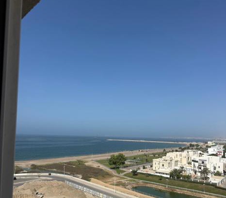 Al Ghubrah Ash Shamaliyyah Apartamento | Sea and lake view apartment