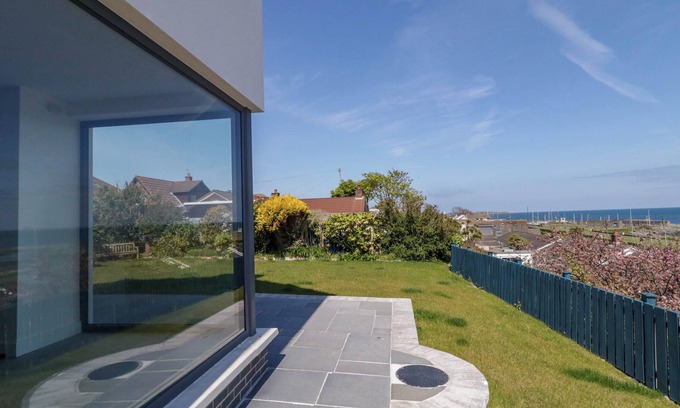 Donaghadee Cabaña | SEA AND SKY, pet friendly, country holiday cottage in Donaghadee