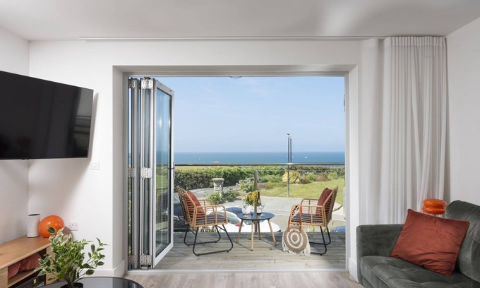 Lusty Glaze Apartamento | Sea Breeze - a sea view apartment just moments from Lusty Glaze Beach