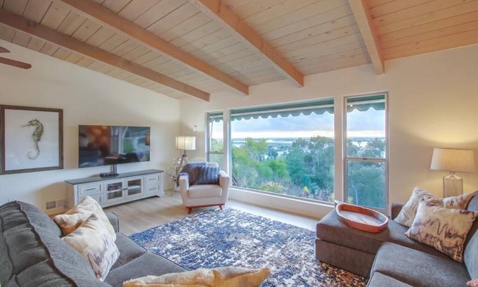 Bay Park Casa | Sea Breeze and Sunsets - Close to all - inquire about specials - Split Air cond